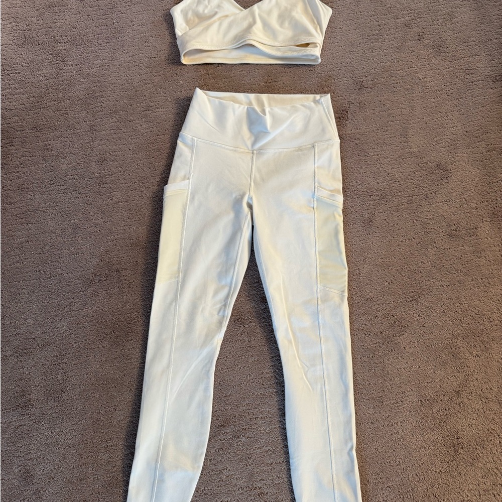 NWT Fabletics Cream Egret Leggings